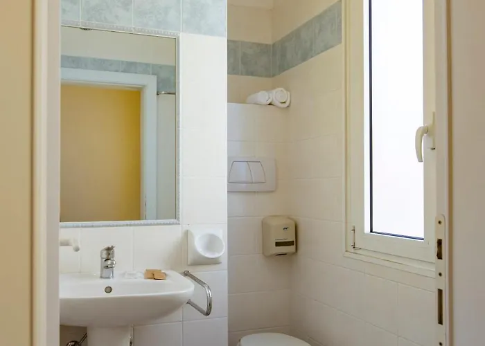 Paola Garden מלון